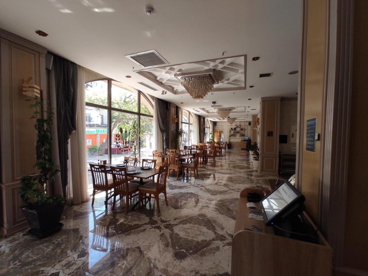 Golden City Hotel Bakoe Buitenkant foto