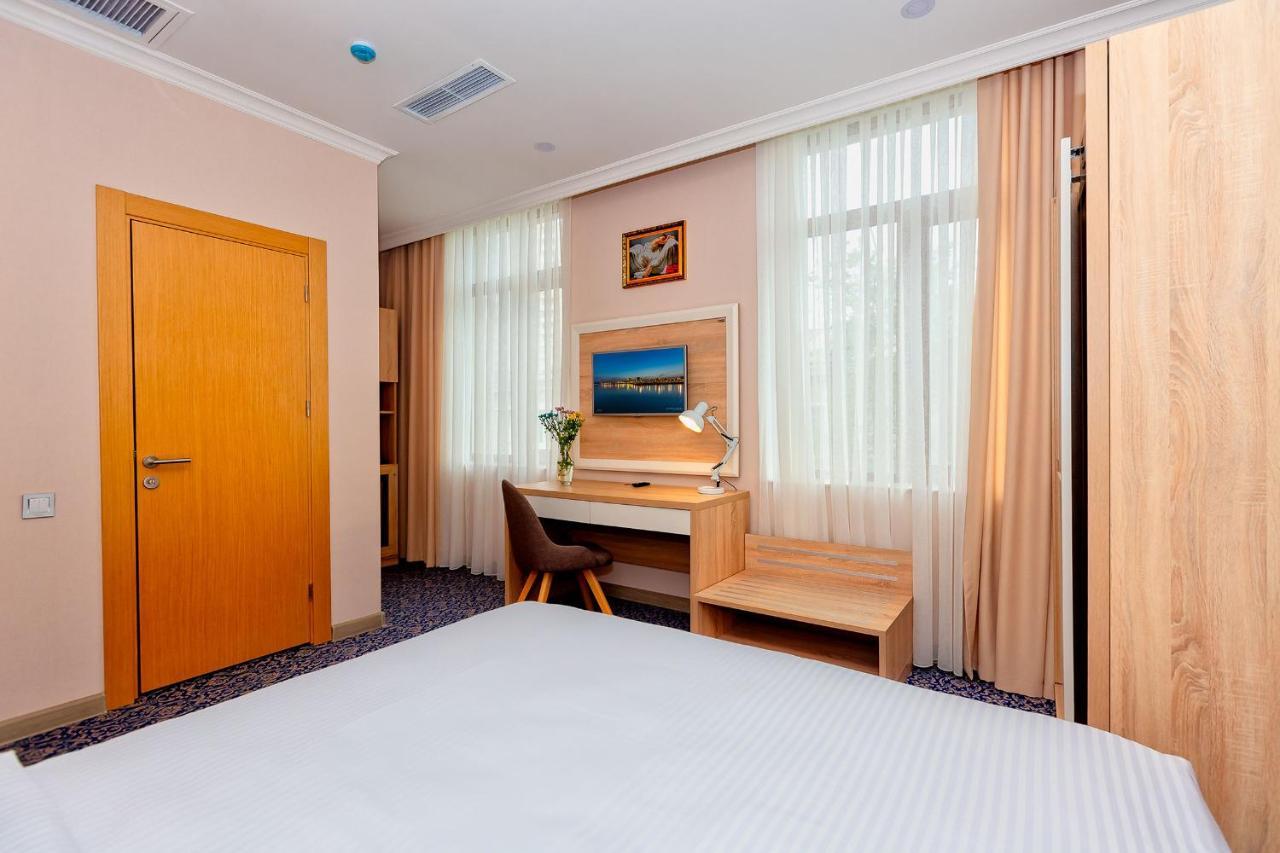 Golden City Hotel Bakoe Buitenkant foto