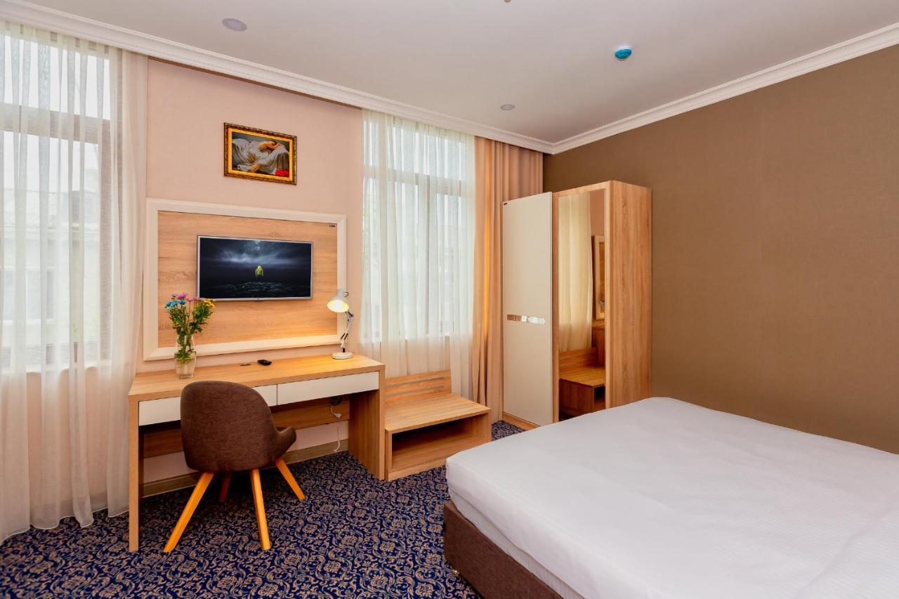 Golden City Hotel Bakoe Buitenkant foto