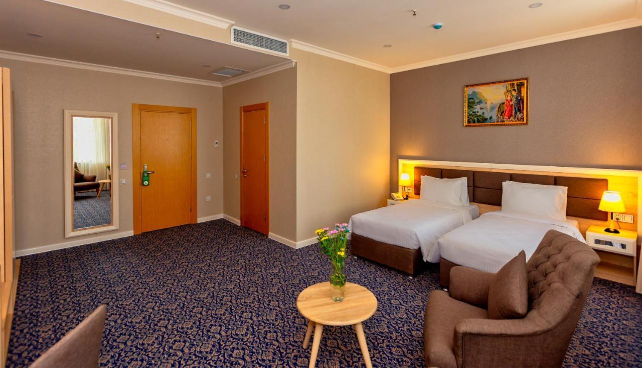 Golden City Hotel Bakoe Buitenkant foto