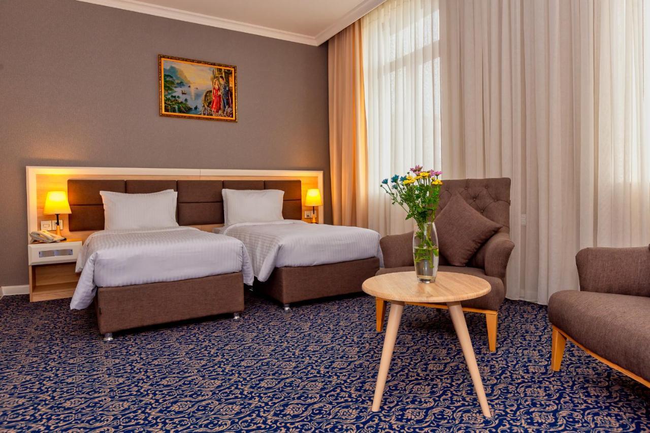 Golden City Hotel Bakoe Buitenkant foto
